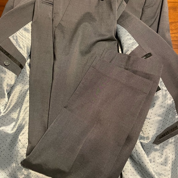 Express Suit - Picture 2 of 5